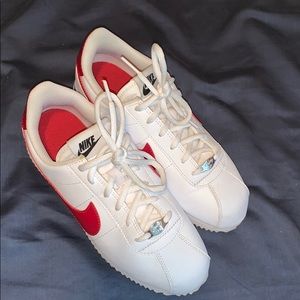 Boys Nike Cortez W size (5.5)